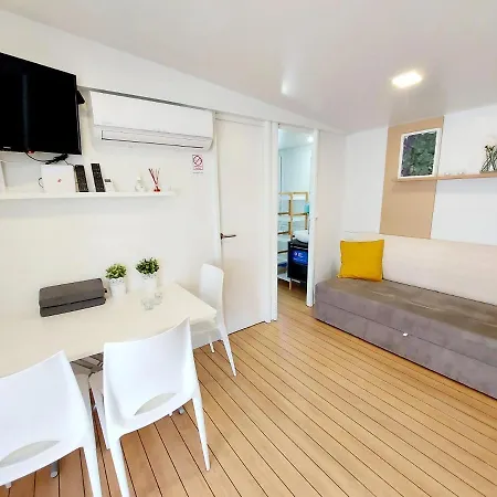 Mina Summerhouse *