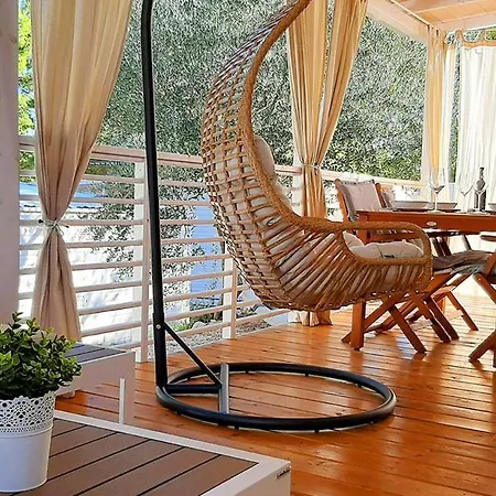 Mina Summerhouse Jezera